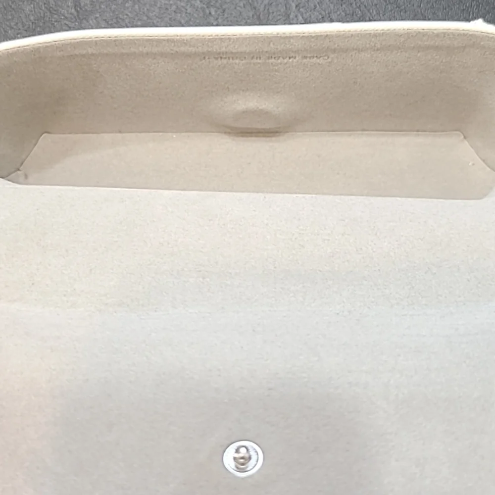 MICHAEL KORS White Eyeglass Case w/Cleaning Wipe